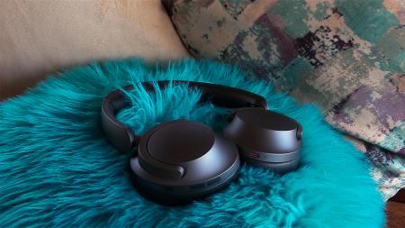 1More SonoFlow noise-cancelling headphones. Impressive noise cancelling and sound quality